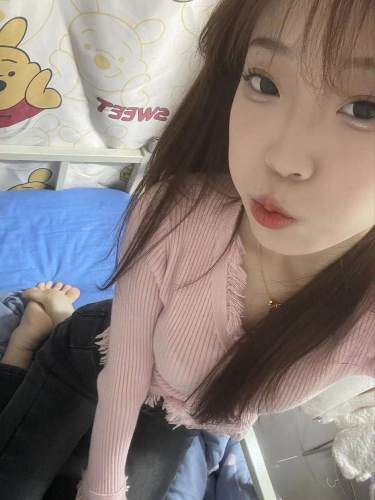 图片[5]-脚模面试脸足同框套路系列-006-08号-重磅女大学生 俯视秀足 挑鞋 展示[6P/10V/111MB]-集图萌