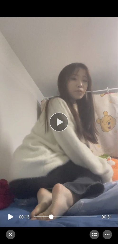 图片[6]-脚模面试脸足同框套路系列-006-08号-重磅女大学生 俯视秀足 挑鞋 展示[6P/10V/111MB]-集图萌